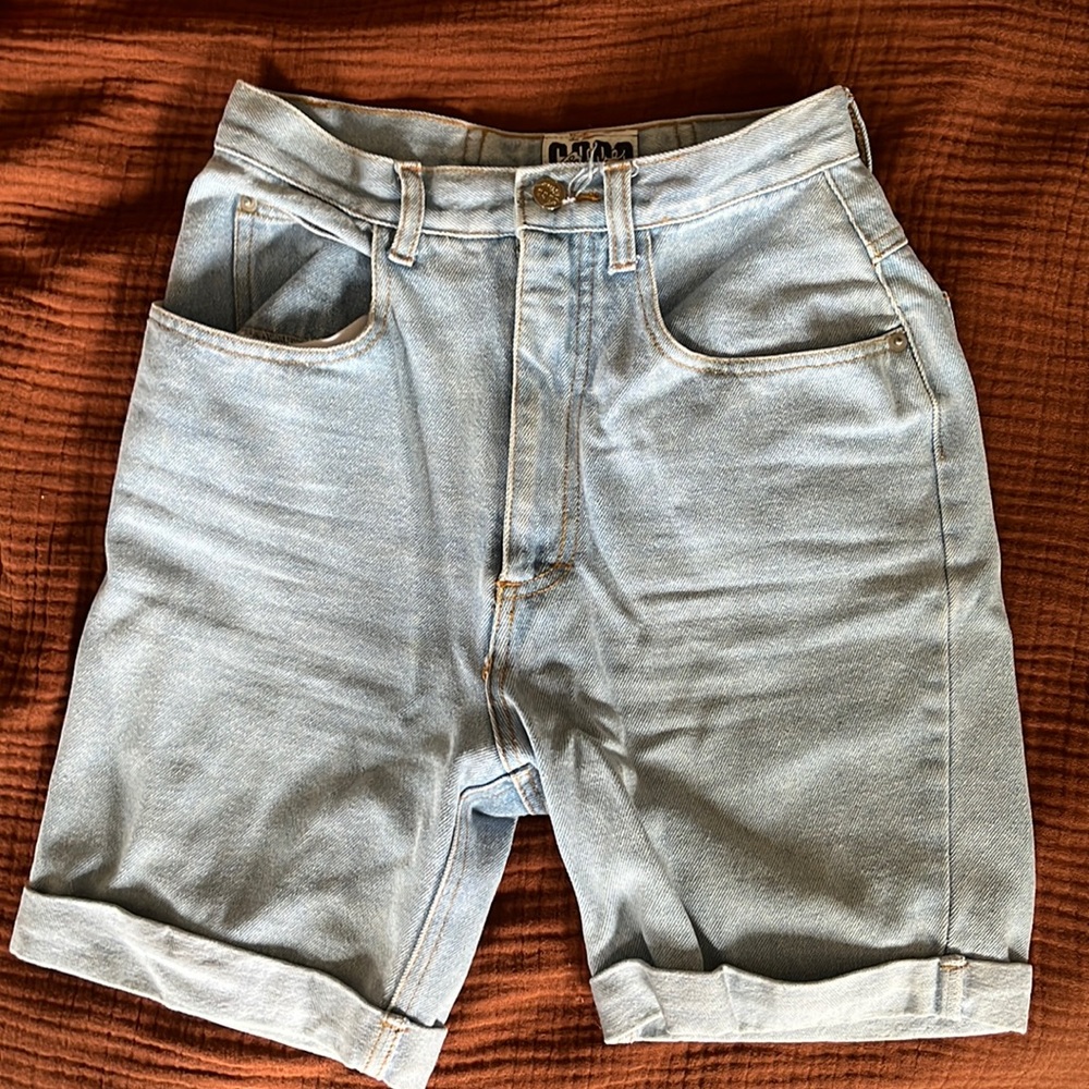 True vintage 90s high waisted light wash denim shorts